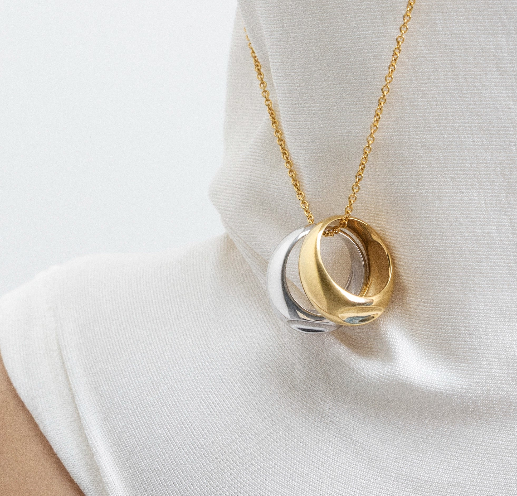 colar com fios dourado e prateado dois tons