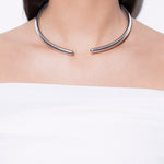 model wearing arlo choker in silver