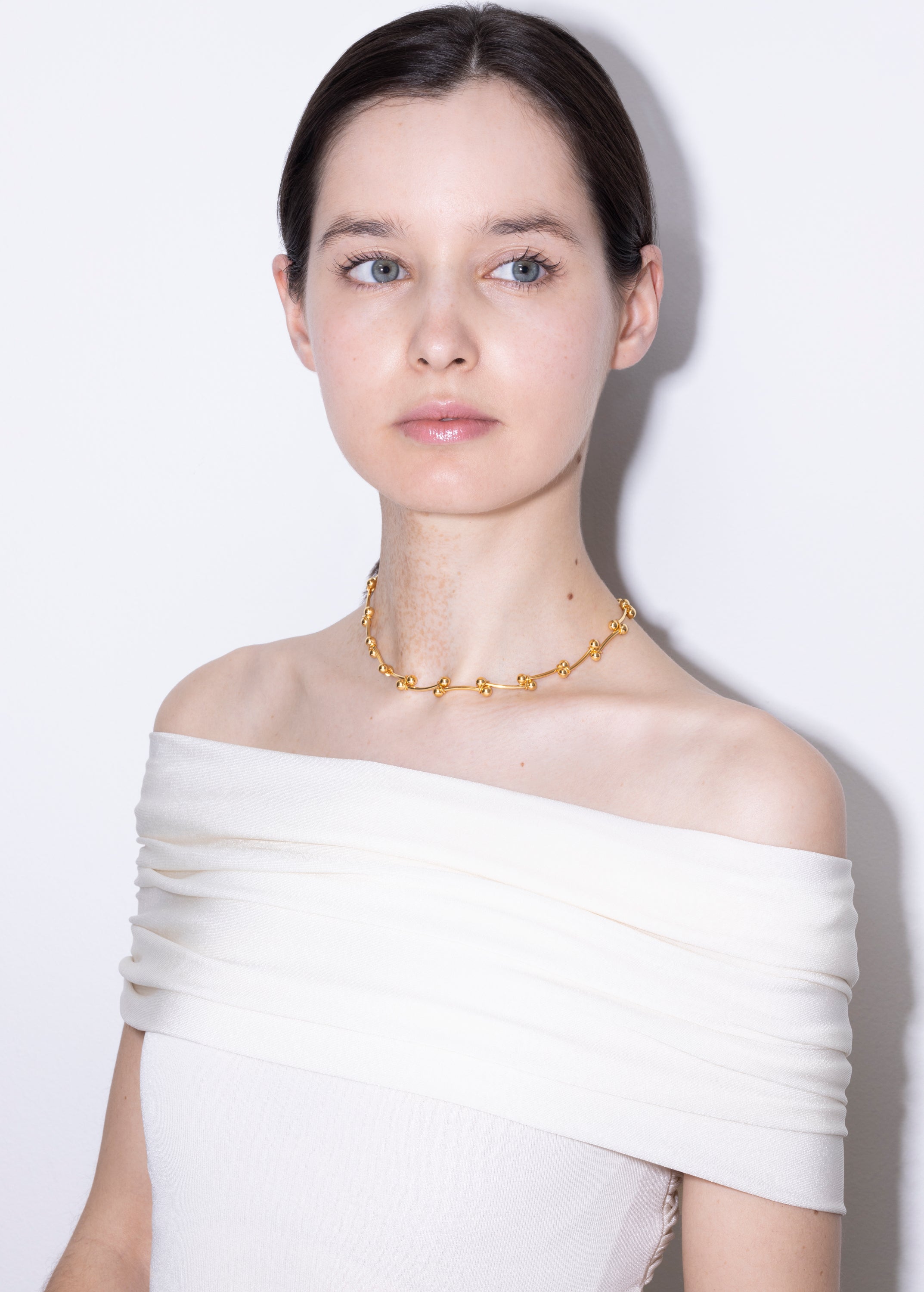 model wearing elin necklace in gold