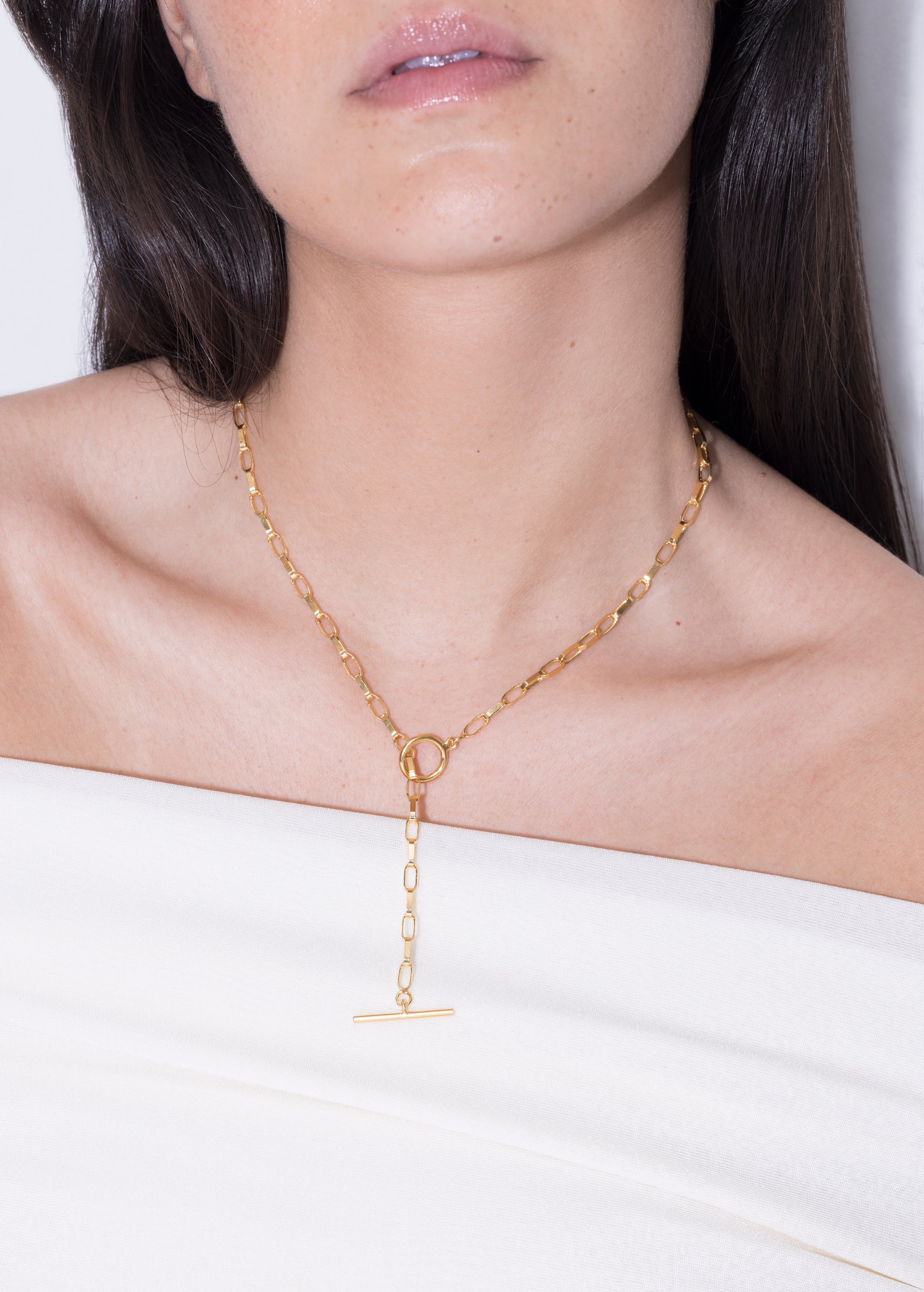 model wearing pernille necklace in gold with 50cm 